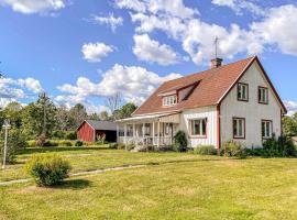Awesome Home In Karlskrona With Wifi And 3 Bedrooms，位于卡尔斯克鲁纳的酒店