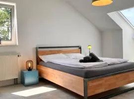 favstay Industrialstyle 2-Zimmer 60qm mit Balkon, Panarbora Fernblick, 55" TV & Netflix, 55Mbit WLAN, Parkplatz