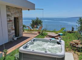 Beautiful Home In Baska Voda With 2 Bedrooms, Wifi And Jacuzzi，位于巴什卡沃达的带按摩浴缸的酒店