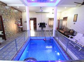 Orange Orchid 6BHK Private Pool Villa，位于Marakkānam的酒店