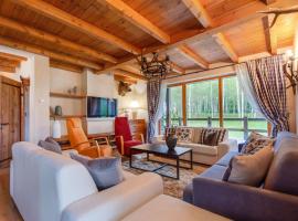 Friends & Family Getaway to Forest House by Reside Baltic，位于Samaka的酒店