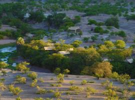 Khowarib Lodge，位于Khowarib霍瓦里旅馆停车场附近的酒店