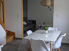 Appartement A neuf style scandinave，位于Valliquerville的带停车场的酒店