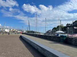 lovely 2 bed apartment porthmadog harbourside，位于波特马多克的酒店