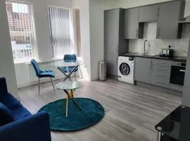 1 Bed Flat, AIRPORT PICK, DROP AVAILABLE Fibre Broadband, New, Washer Dryer, 10 mins from city centre