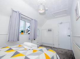 Ultimate Comfort 4-Bedroom Property for 7 People，位于布罗姆利的度假屋