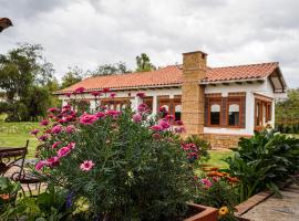 Casa de las Flores- Chalet Privado，位于莱瓦镇的木屋
