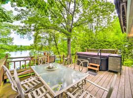 Cozy Retreat with Hot Tub, on Sleepy Hollow Lake!，位于Athens的酒店