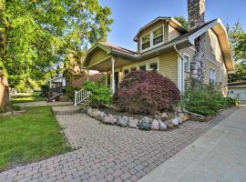 Historic Dearborn Home 13 Mi to Downtown Detroit!，位于迪尔伯恩的酒店