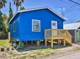 Blue Dolphin Cottage Walk to Galveston Seawall!