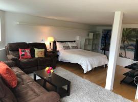 one bedroom suite near Hillside mall，位于维多利亚维多利亚大学附近的酒店