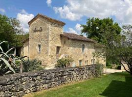 Gite de charme avec piscine - a charming cottage gite with swimming pool，位于Saint-Léonard的家庭/亲子酒店