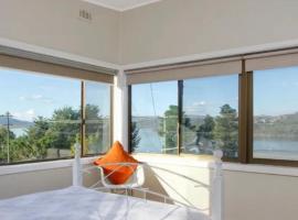 3 Bedroom Lakeview Cottage with Drying/Bike Room，位于金德拜恩的酒店