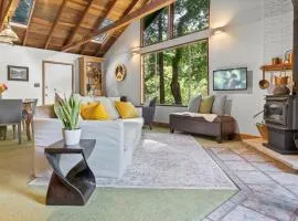 Cozy Creek Cabin - On Austin Creek Hot Tub - Dog Friendly - BBQ Grill - Fast WiFi