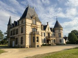 Chateau Tout Y Fault，位于Loriges的带停车场的酒店
