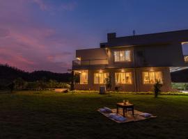 SaffronStays Midori, Kolad - private pool villa near river rafting camp，位于科拉德的酒店