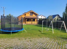 DOMEK Z SAUNĄ i JACUZZI NAD JEZIOREM BORY TUCHOLSKIE，位于Błądzin的酒店