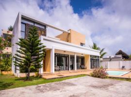 Villa Fitz: Sunlit Beach Getaway w/ Pool + WIFI，位于贝尔马尔的度假短租房