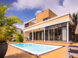 Villa Simone: Sunlit Beach Getaway w/ Pool + WIFI，位于贝尔马尔的度假短租房