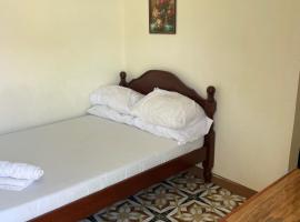 Glorias Travelers Inn，位于San Marcelino的酒店