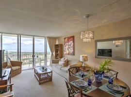 Makaha Condo Near Pokai Bay Beach with Ocean View!，位于Waianae的公寓