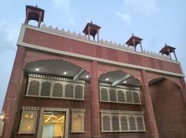 Hotel Rajwada palace，位于奥拉奇哈的酒店