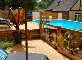 Le Vieux Moulin Gites - Detached cottage with garden views and pool，位于Guégon的酒店