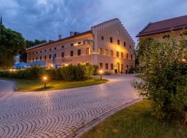 LANDHOTEL ALTE ZOLLSTATION- Historical Building，位于Pittenhart的酒店