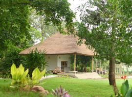 Fireflies Kabini，位于Begūr的带停车场的酒店