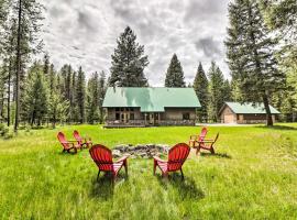 Secluded Bigfork Cabin with Huge Yard and Grill!，位于比格福克的酒店