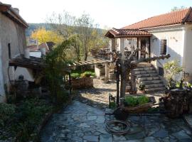 Giorgos' & Noula's Cottage in Desfina village- near Delphi，位于Dhesfína的酒店