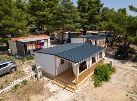 NEW !!! Adria Village Živogošće- camp Dole，位于兹沃格谢的豪华帐篷营地