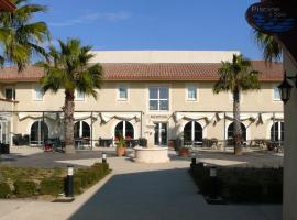 Hôtel Restaurant Spa Les Jasses de Camargue，位于加拉尔盖莱蒙蒂厄的带按摩浴缸的酒店