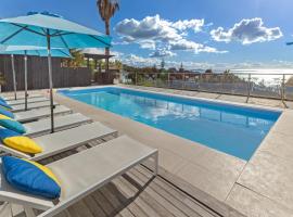 Waiheke Island Resort Conference & Accomodation Centre，位于Ostend的带泳池的酒店