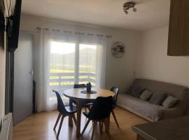 Appartement avec vue sur le lac de matemale，位于安格勒的酒店