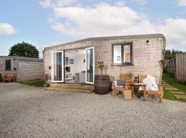 Wheal Jewel- Beautifully Fitted Wooden Lodge Helston Cornwall，位于赫尔斯顿的酒店