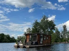 Gemütliches Hausboot mit Kamin in Berlin