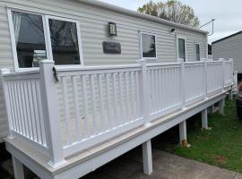 New 2 bed holiday home with decking in Rockley Park Dorset near the sea，位于Lytchett Minster的度假村