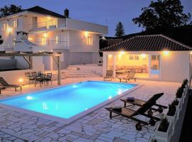 Villa Gorana with 41sqm private pool，位于Sutina的带停车场的酒店