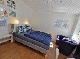 The Cherry Apartment - 'Den Gule Svane' Guest House near Rønne & Beach，位于伦讷的海滩短租房