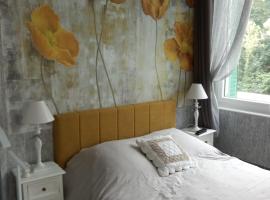Studio Malou, cuisine, salle d'eau, terrasse amenagée，位于Olliergues的酒店