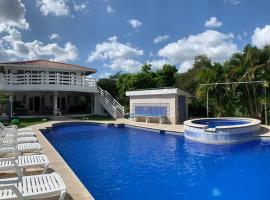Villa Serena Coronado, Jacuzzi, piscina y playa，位于查梅的酒店