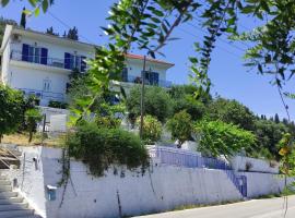 Blue and White Apartments，位于贝尼蔡斯的酒店