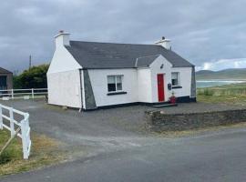 Ballyliffin Quaint Irish Cottage overlooking Malin Coast，位于克朗马尼的酒店