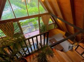 Comfortable Wood House second floor and attic，位于龙目岛库塔的木屋