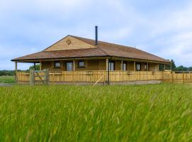 Luxury Log Cabin with a Hot Tub，位于Stone的酒店