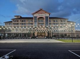 Putra Brasmana Hotel，位于玻璃市港口的酒店
