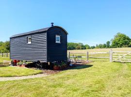 Crabden Shepherd Hut - Blendworth，位于滑铁卢维尔的酒店