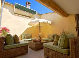 Luxurious Provencal Village House, Walk to Village Pool，位于吕斯特勒的酒店