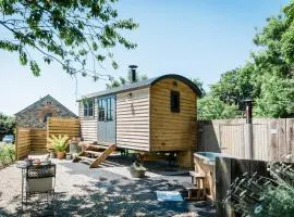 Boutique Cornish Shepherd's Hut with Hot Tub